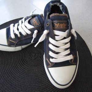 Levis Strauss Elastic Back Slip On Sneakers 6.5